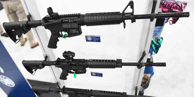 Schmied &  Wesson M&P-15 halbautomatische Gewehre im AR-15-Stil werden während der Jahrestagung der National Rifle Association am 28. Mai 2022 im George R. Brown Convention Center in Houston, Texas, ausgestellt.