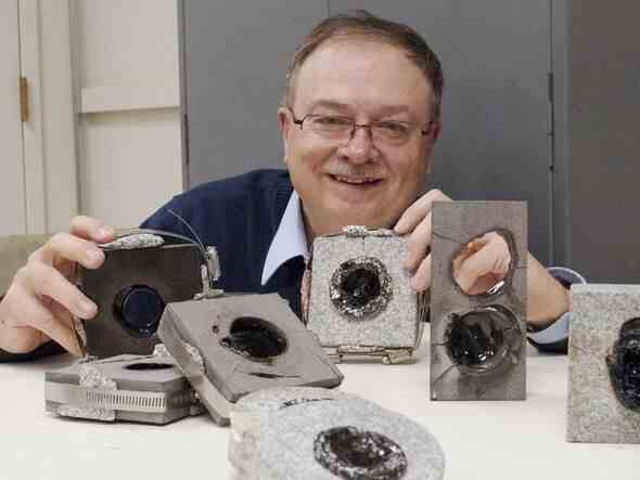 Dr. Paul Woskov und seine Gesteinsproben