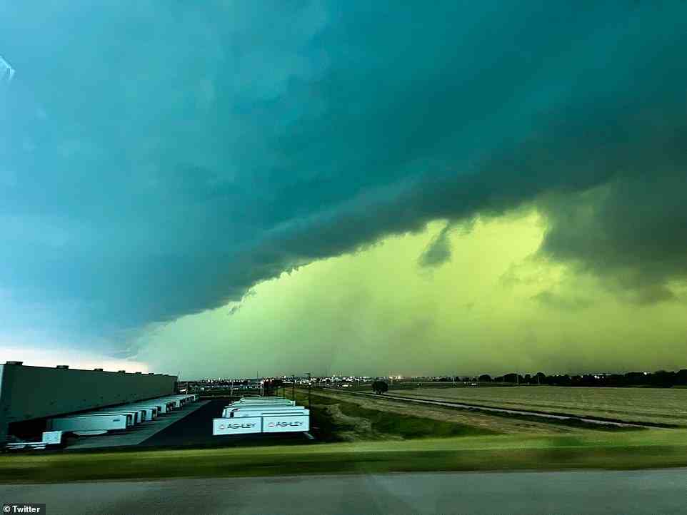 Isaac Longley, Meteorologe bei AccuWeather, sagte gegenüber DailyMail.com: „Obwohl es relativ üblich ist, diesen grünen Himmel zu sehen, insbesondere in den Ebenen, erschien der Himmel im Zusammenhang mit den schweren Stürmen, die am Nachmittag des 5. Juli durch Sioux Falls zogen, gleichmäßig grüner als normal