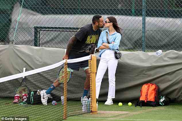Vor seinem Viertelfinal-Triumph drückte Kyrgios seiner Freundin Costeen Hatzi auf den Übungsplätzen einen Kuss auf die Lippen – Nine-Reporter Tony Jones bezweifelte, ob es sich um eine Schauspielerei handele