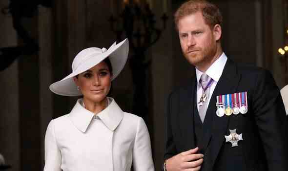 Prinz Harry und Meghan Markle, Herzog und Herzogin von Sussex, verlassen das Land nach einem Dankgottesdienst für die Herrschaft von Königin Elizabeth II 
