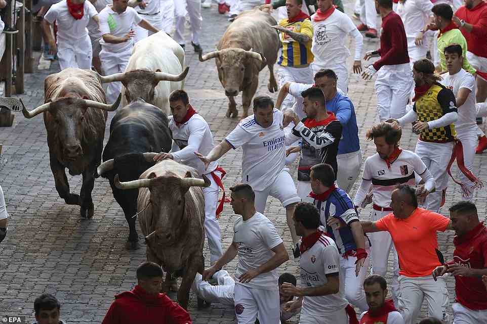Pamplonas Running of the Bulls, vor Ort bekannt als Sanfermines, wurde nach einer zweijährigen Pause aufgrund der Coronavirus-Pandemie wieder aufgenommen