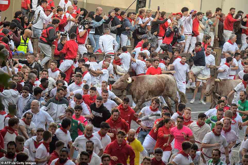 Etwa 10.000 Besucher drängten sich gestern, am Vorabend des ersten Bullenlaufs, auf Pamplonas Hauptplatz zur Eröffnung der diesjährigen Feierlichkeiten