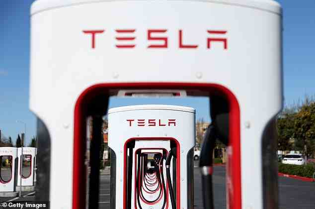 „Später in diesem Jahr wird Tesla mit der Produktion neuer Supercharger-Ausrüstung beginnen, die es Nicht-Tesla-EV-Fahrern in Nordamerika ermöglichen wird, Tesla Supercharger zu verwenden“, erklärte das Weiße Haus.  Oben abgebildet ist eine Tesla Supercharging Station in Kalifornien