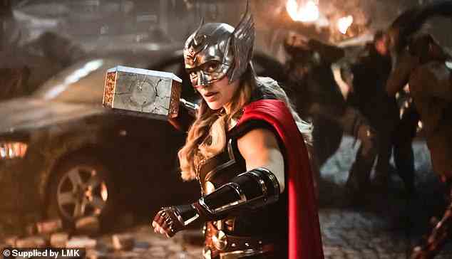 Portman wiederholt ihre Rolle in Thor: Love and Thunder als Jane Foster, die die Rolle des mächtigen Thor übernimmt und sich mit ihrem Ex-Freund Thor (Chris Hemsworth) zusammenschließt, um es mit Gorr (Christian Bale) aufzunehmen, einem Bösewicht, der darauf aus ist, alle zu töten Götter