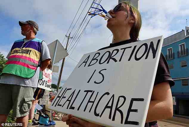 Aktivisten für Abtreibungsrechte versammelten sich am letzten Tag vor der endgültigen Schließung der Klinik am 6. Juli vor der Klinik