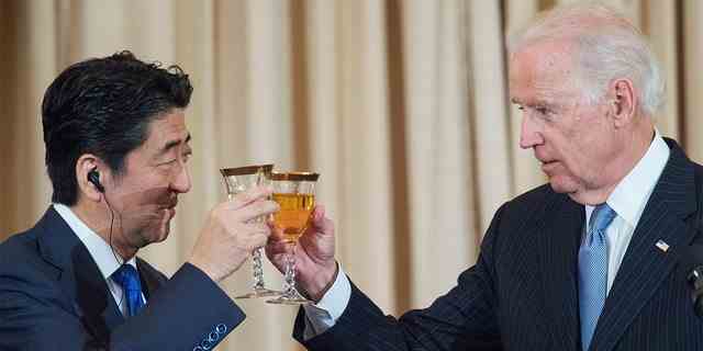 DATEI – Vizepräsident Joe Biden stößt auf den japanischen Premierminister Shinzo Abe an, als er am 28. April 2015 im US-Außenministerium in Washington, DC, gemeinsam mit US-Außenminister John Kerry ein Mittagessen zu Ehren Japans veranstaltet.  