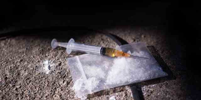 Aktenfoto mit Drogen.  James Womack wurde des kriminellen Besitzes der kontrollierten Substanz Methamphetamin und des kriminellen Besitzes von Drogenutensilien angeklagt.