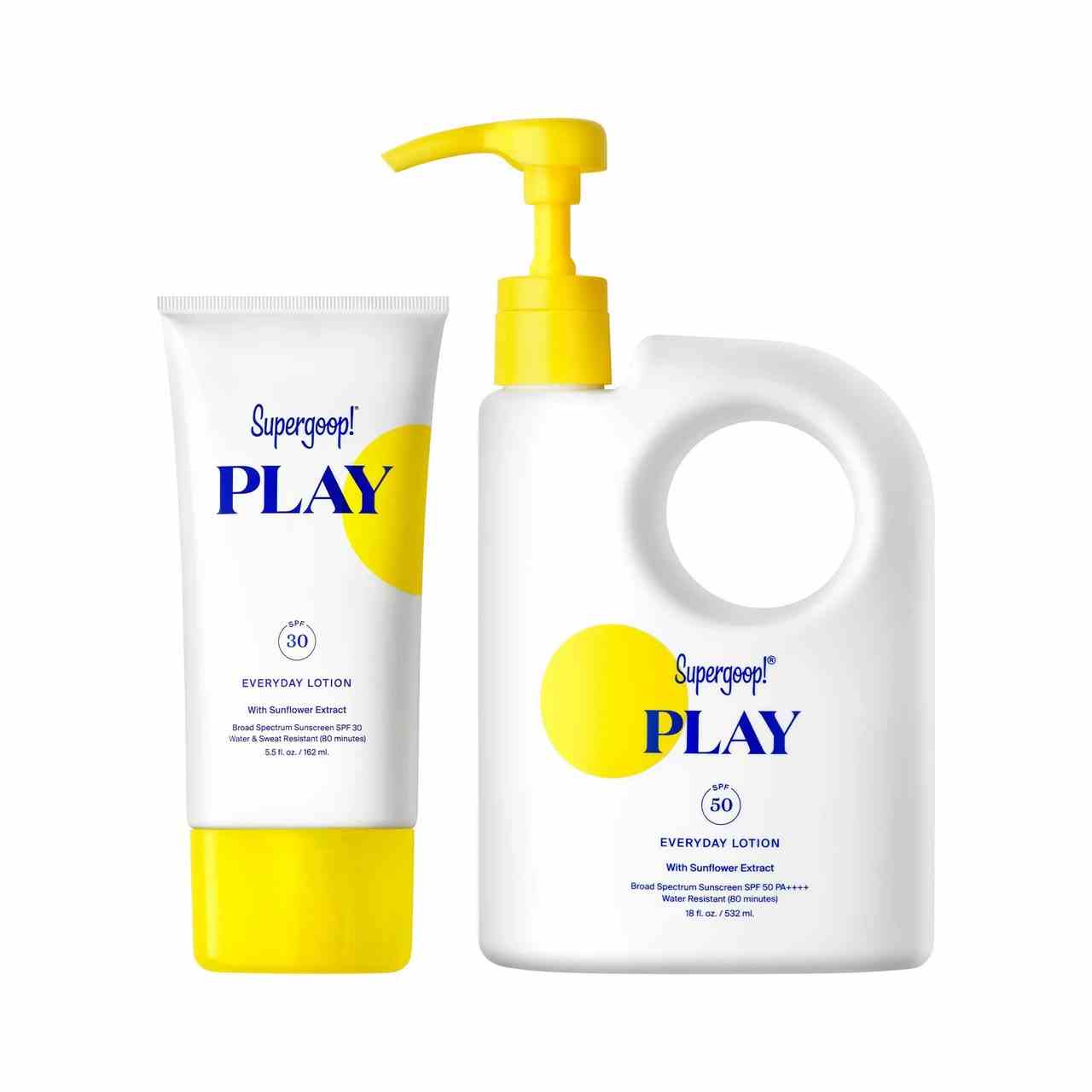 Supergoop Play Sunscreen Set weiße Tube mit gelbem Deckel und weißer Krug mit gelbem Pumpspender auf weißem Hintergrund