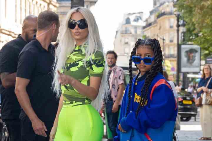 Kim Kardashian und North West sind während der Paris Fashion Week am 5. Juli in Paris, Frankreich, zu sehen.