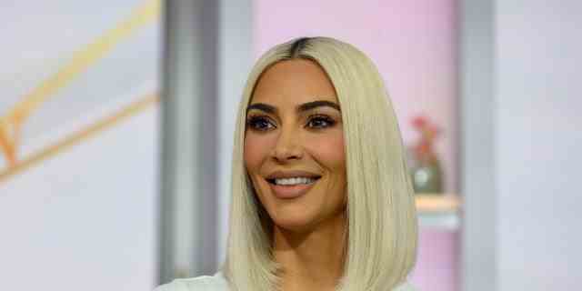 Kardashian bestreitet Gerüchte, dass sie jemals Filler oder Wimpernverlängerungen bekommen hat. 