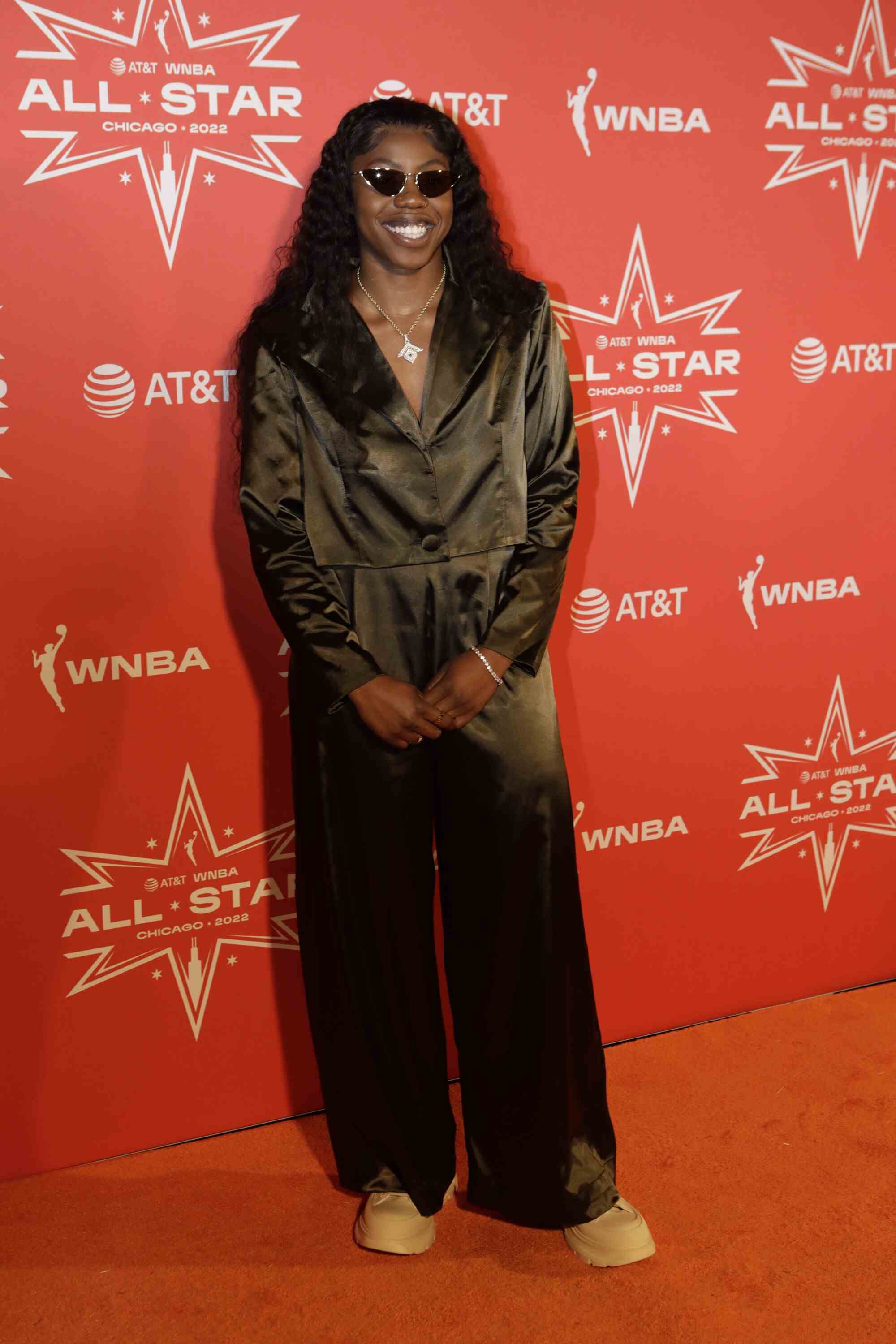 WNBA-Star Arike Ogunbowale von den Dallas Wings läuft über den Orange Carpet. 