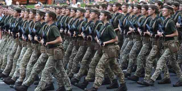 Soldatinnen der ukrainischen Armee nehmen am 20. August 2018 vor den Feierlichkeiten zum Unabhängigkeitstag der Ukraine am 24. August an einer Paradeprobe im Zentrum von Kiew teil. 
