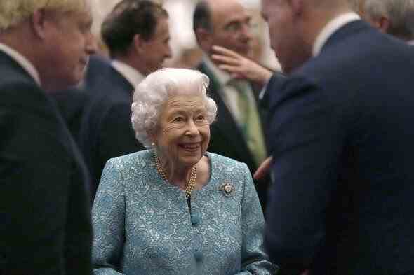 Die Queen im Gespräch mit Boris Johnson 