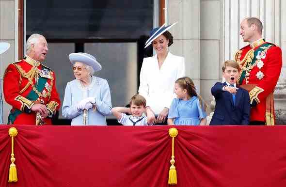 Die Queen umgeben von nahen Verwandten am 2. Juni 