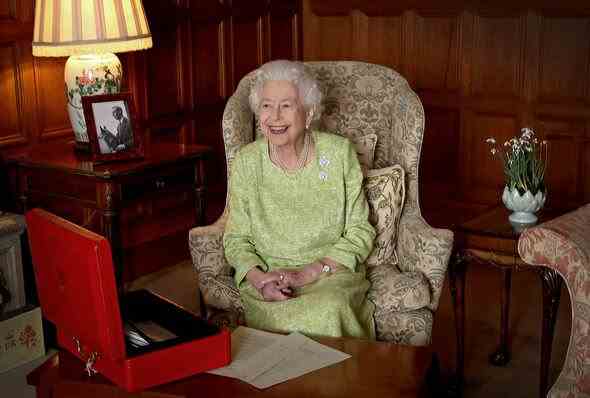 Die Königin lächelt vor der roten Loge einer Regierung