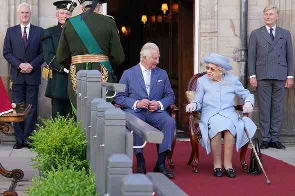 Die Queen und Prinz Charles lächeln 