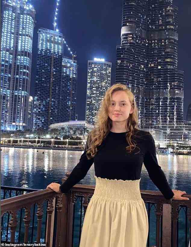 Rybakina (abgebildet in Dubai) postet Fotos von sich auf der ganzen Welt, während sie zum Training und auf Tournee reist