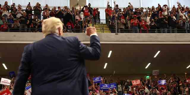 Der frühere US-Präsident Donald Trump begrüßt Unterstützer während einer "Rette Amerika" Kundgebung im Alaska Airlines Center am 09. Juli 2022 in Anchorage, Alaska. 