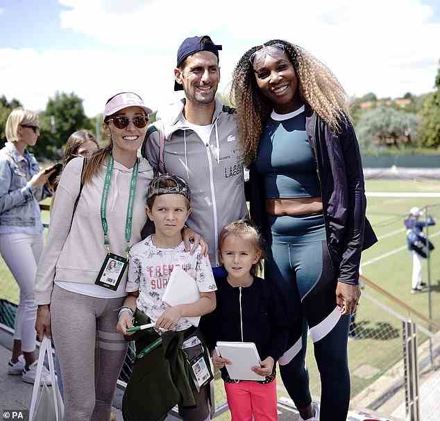 Novak Djokovic, Ehefrau Jelena und die Kinder Tara und Stefan posieren für ein Foto mit Venus Williams