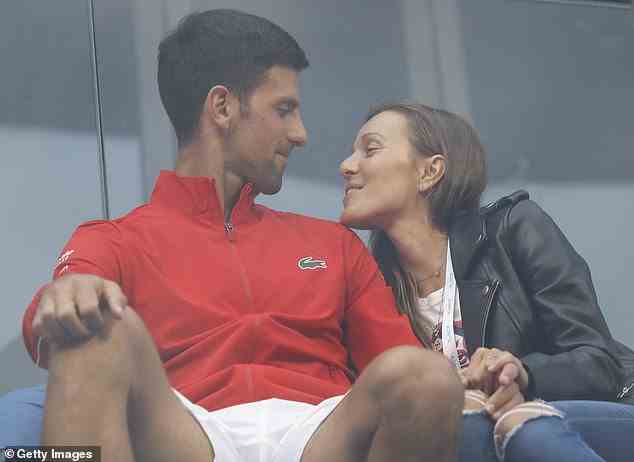 Novak Djokovic entspannt sich mit seiner Frau Jelena Djokovic nach dem Ausstellungsdoppel der Adria-Tour-Charity-Ausstellung im Jahr 2020
