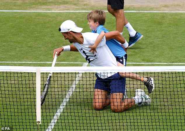Novak Djokovic hat am Montag am achten Tag der Wimbledon-Meisterschaft 2022 vor dem Viertelfinale mit seinem Sohn Stefan im Training herumgealbert