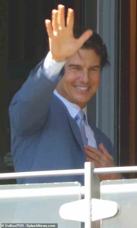Ich liebe es: Tom Cruise machte auch einen höflichen Auftritt und winkte den Fans vom Wimbledon-Balkon zu