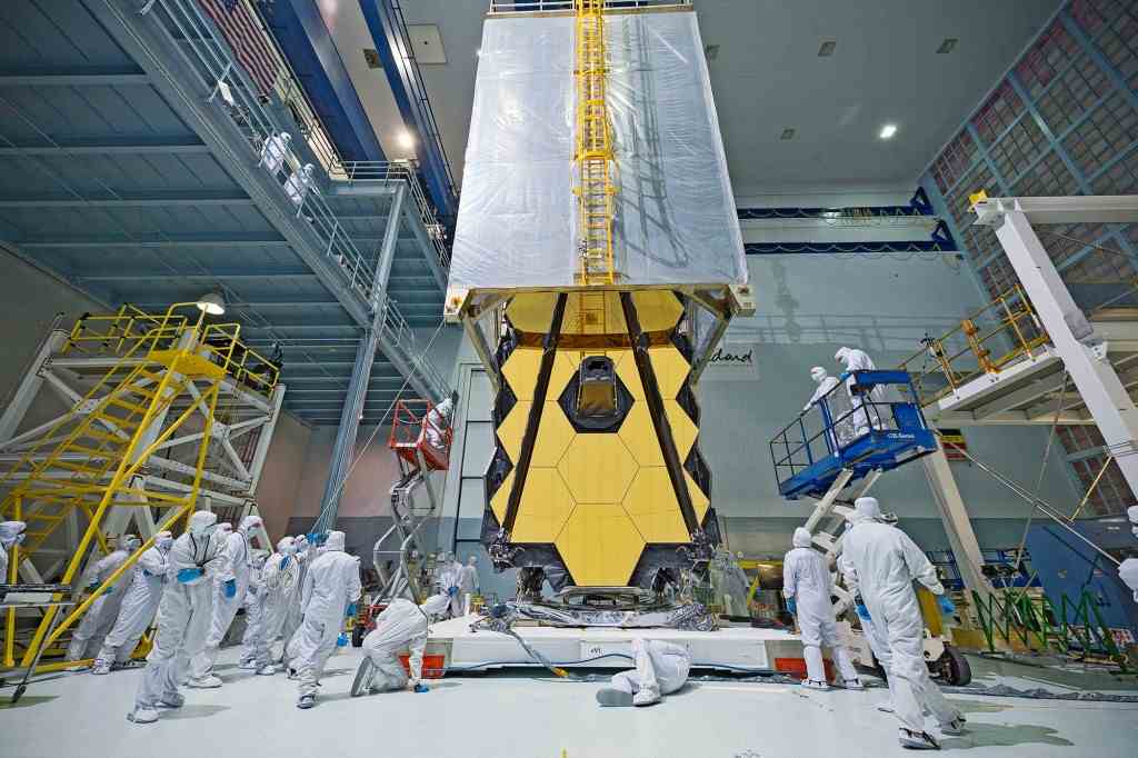 Was aussieht wie ein Teleporter aus Science-Fiction, der über das James-Webb-Weltraumteleskop der NASA drapiert wird, ist eigentlich ein "sauberes Zelt." Das