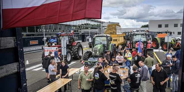 Landwirte blockieren die Ankunfts- und Abflughallen am Groningen Airport Eelde in Eelde, Niederlande, um gegen die weitreichenden Pläne der Regierung zur Reduzierung der Stickstoffemissionen am 6. Juli 2022 zu protestieren.