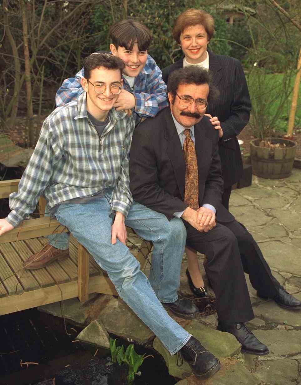 Lord Winston, bekannt für die BBC-Sendung „Child Of Our Time“, ist mit seiner verstorbenen Frau Lady Winston und den Söhnen Joel und Ben abgebildet