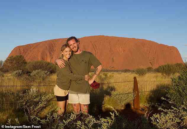 Sam bestätigte am Donnerstag die Nachricht von der Verlobung des Paares in ihrem neuen Podcast und erzählte den Zuhörern, dass Jordie im Mai während eines Roadtrips vom Northern Territory nach Südaustralien einen Heiratsantrag gemacht hatte