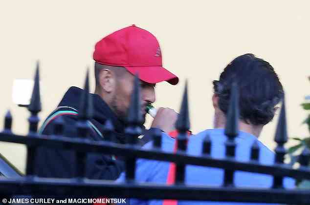 Kyrgios wurde gesehen, wie er aus einer Bierflasche trank, nachdem er das Wimbledon-Finale verlassen hatte, nachdem er gegen Novak Djokovic verloren hatte