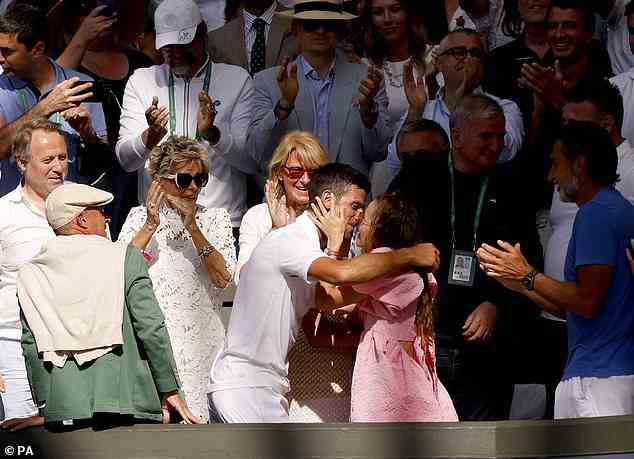 Novak Djokovic (Mitte) küsst Ehefrau Jelena Djokovic nach dem Sieg im Wimbledon-Finale