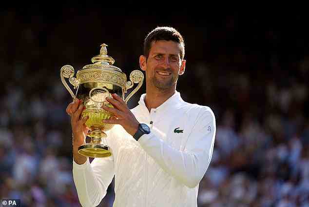 Novak Djokovic hält nach seinem Sieg über Nick Kyrgios im Finale die Wimbledon-Trophäe in die Höhe