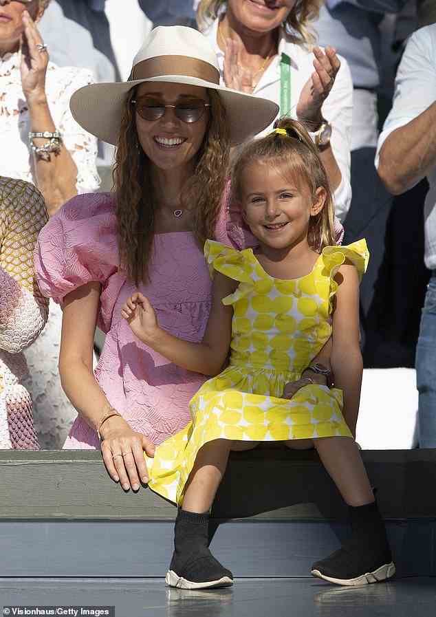Jelena Djokovic sieht zu, wie Ehemann Novak mit Tochter Tara den Wimbledon-Pokal entgegennimmt