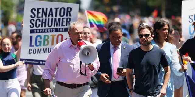 Der Mehrheitsführer des Senats, Chuck Schumer, nimmt am 26. Juni 2022 in New York City an der New York City Pride Parade auf der Fifth Avenue teil.