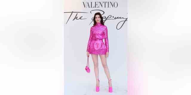 Anne Hathaway kam am 8. Juli 2022 zur Modenschau Valentino Haute Couture Herbst/Winter 22/23 in Rom, Italien.