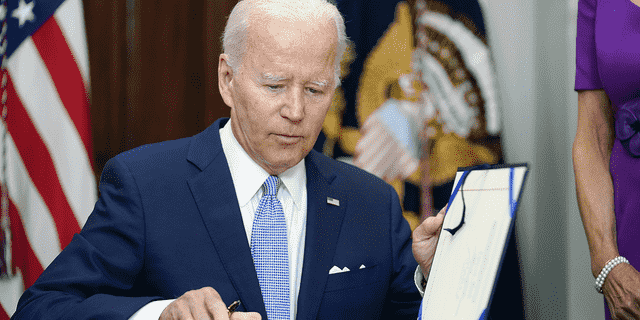 Präsident Joe Biden unterzeichnet am 25. Juni im Roosevelt Room des Weißen Hauses in Washington das Gesetz S. 2938, das Waffensicherheitsgesetz des Bipartisan Safer Communities Act.