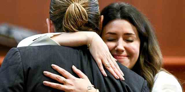 Johnny Depp und Camille Vasquez umarmen sich am 17. Mai 2022 im Gerichtssaal.