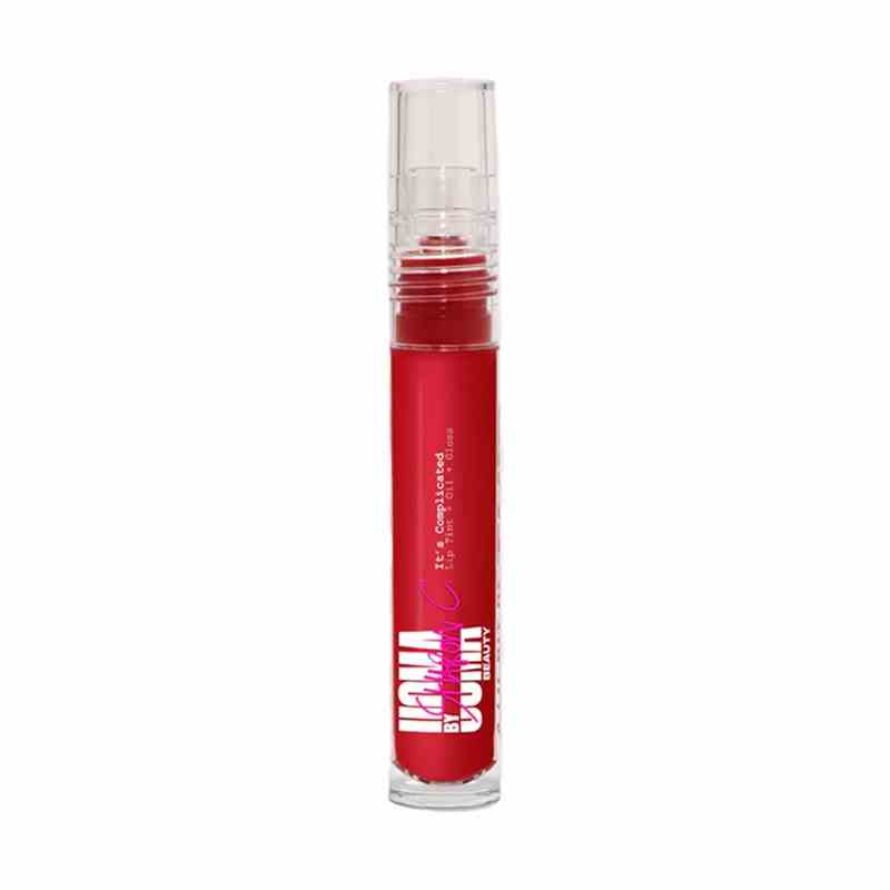 Eine durchsichtige Lipgloss-Tube des Uoma By Sharon C It's Complicated Lip Tint + Oil + Gloss in der Farbe True Red Boasty auf weißem Hintergrund