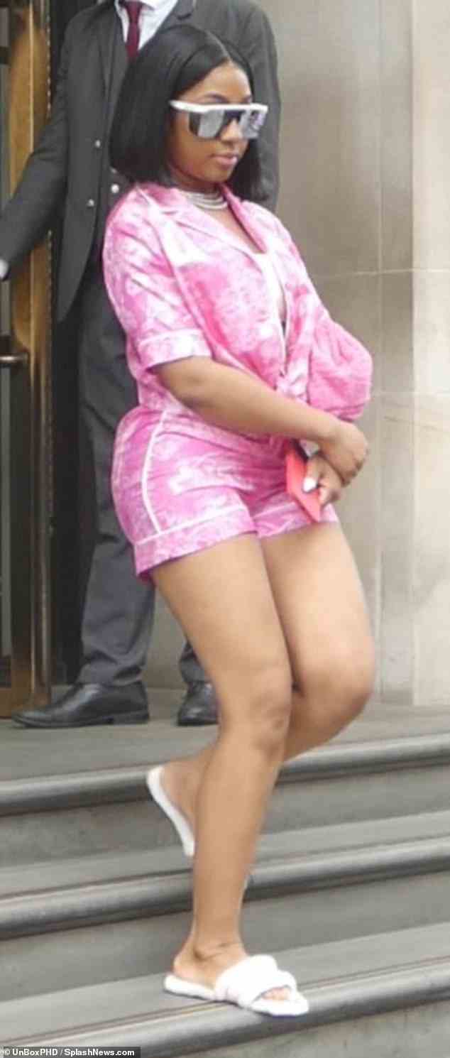 Stilvoll: Yung Miami vervollständigte ihren Look mit einem Paar flauschiger Sandalen und trug eine strukturierte Frottee-Clutch