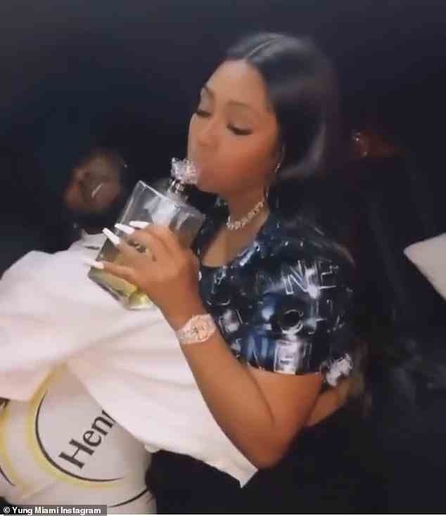Party: Yung Miami heizte zum ersten Mal Dating-Gerüchte an, als sie einen Videoclip teilte, in dem sie auf Diddys Schoß saß und an einer Flasche Tequila nippte