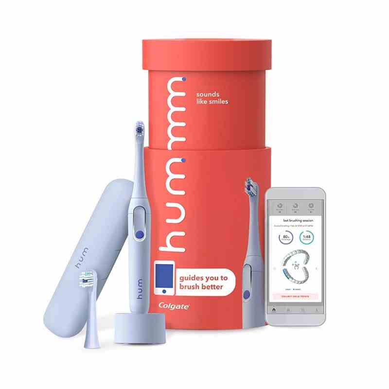Das hum by Colgate Smart Electric Toothbrush Kit, das eine elektrische Immergrün-Zahnbürste mit passendem Reiseetui und Ersatzbürstenkopf auf weißem Hintergrund enthält.
