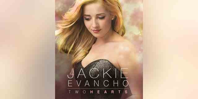Das Cover eines Albums von Jackie Evancho aus dem Jahr 2017, "Zwei Herzen," ist hier abgebildet.  Ihre Essstörung habe sich während der COVID-19-Pandemie verschlimmert, sagte sie.