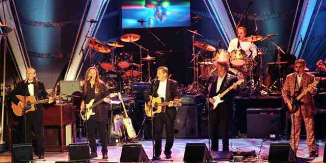 Die Eagles treten bei der Aufnahme der Band in die Rock and Roll Hall of Fame am 13. Januar 1998 auf. Die Bandmitglieder sind von links: Randy Meisner, Timothy B. Schmit, Glen Frey, Don Felder, Joe Walsh und Don Henley, hinten .