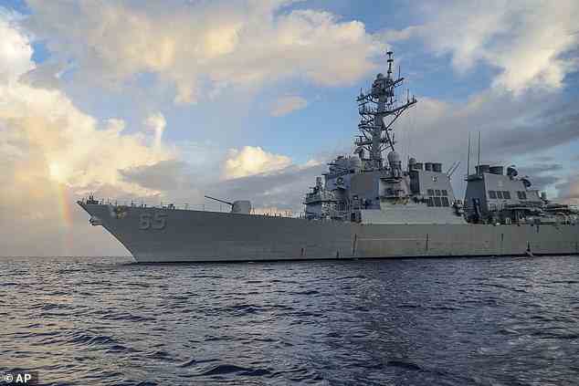Auf diesem von der US Navy zur Verfügung gestellten Foto führt der Lenkflugkörper-Zerstörer der Arleigh-Burke-Klasse USS Benfold (DDG 65) am 24. Juni 2022 Routineoperationen in der Philippinensee durch