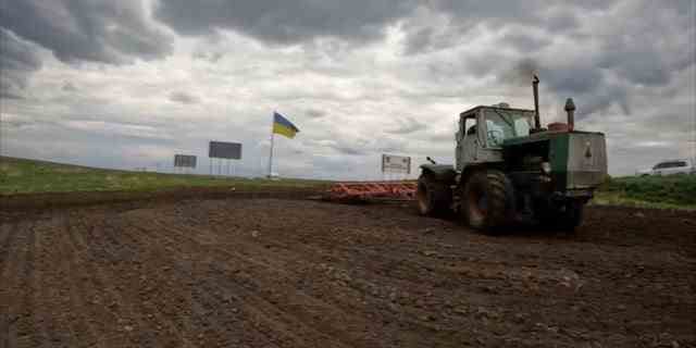 Ein Traktor im Einsatz in der Ukraine, die zusammen mit Russland vor dem Krieg 30 % der weltweiten Getreideexporte ausmachte.