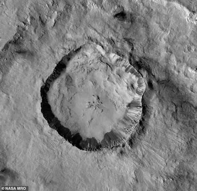 Die Forscher hoffen, die Entdeckung nutzen zu können, um mehr über die Entwicklung der Erde zu erfahren.  Im Bild: der Karratha-Krater auf dem Mars (Mitte) im Dampier-Krater