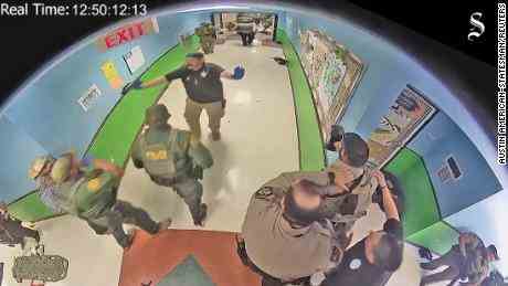 Das vom Austin American-Statesman erhaltene Schulüberwachungsvideo zeigt Beamte im Flur von Robb Elementary während der Schießerei. 