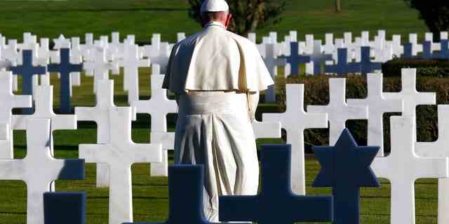 Die Messe war eine Feier von Allerseelen, wenn die Italiener ihre Toten ehren.  Der Papst sagte, der Veranstaltungsort, ein Friedhof, sei ein geeigneter Ort für eine Antikriegsrede.